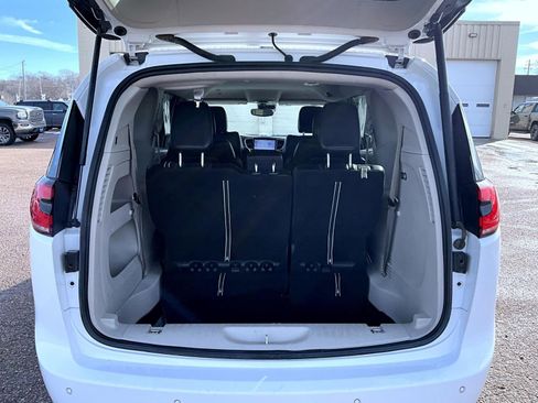 Used 2023 Chrysler Pacifica Touring-L image 9