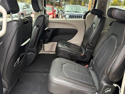 Used 2020 Chrysler Pacifica Touring-L Plus image 11