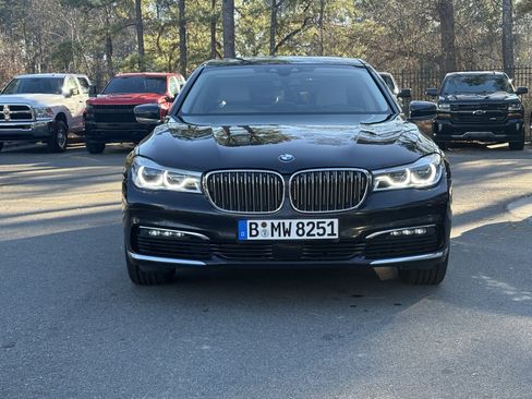 Used 2018 BMW 750i image 2