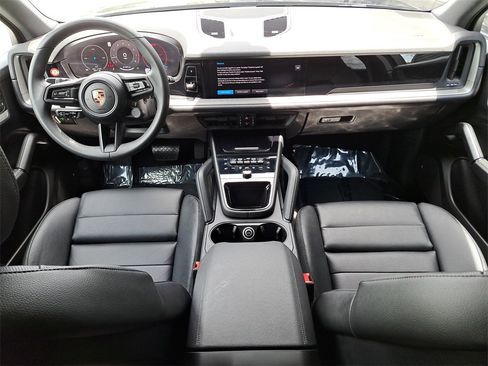 Used 2025 Porsche Cayenne image 20