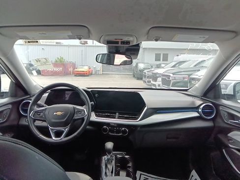 Used 2025 Chevrolet Trax LT w/ LT Convenience Package FWD image 5