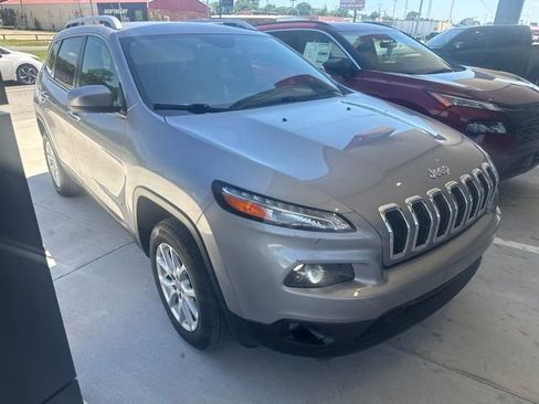 Used 2018 Jeep Cherokee Latitude Plus FWD image 1