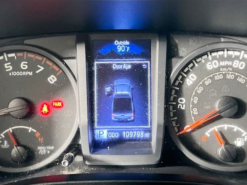 Used 2018 Toyota Tacoma SR RWD image 23