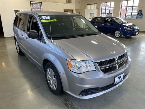 Used 2017 Dodge Grand Caravan SE image 2