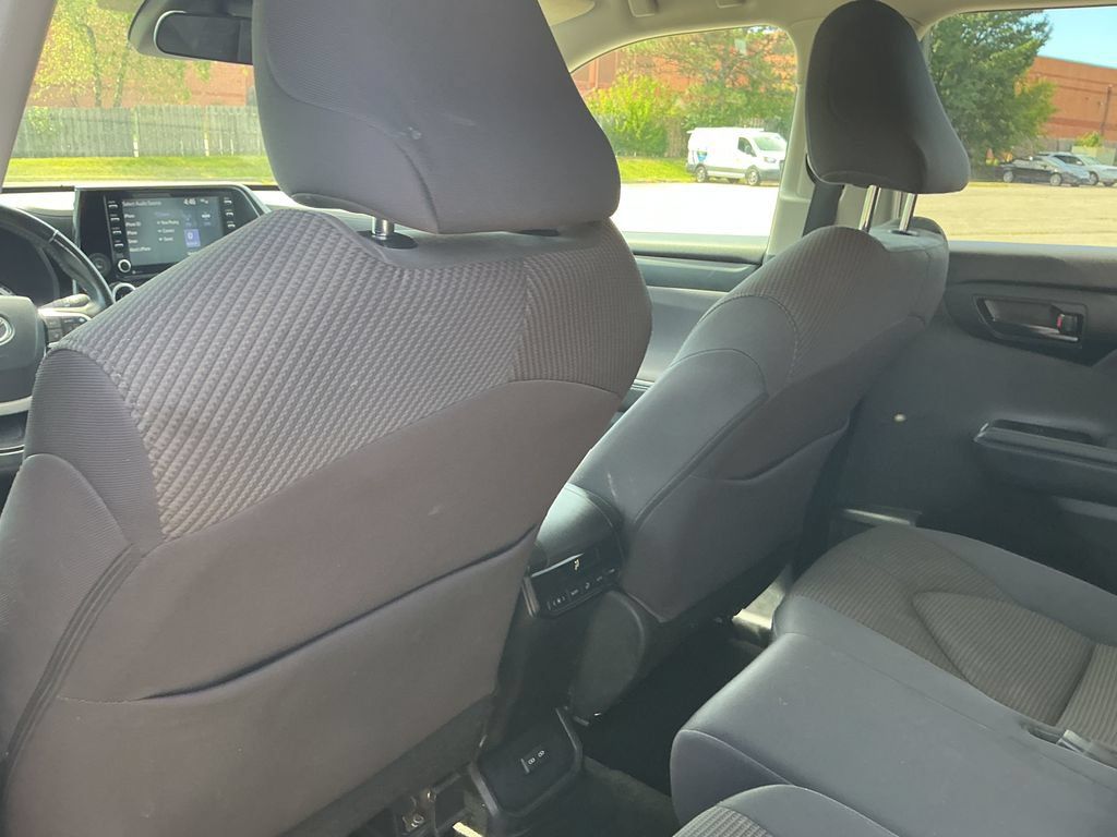 Used 2022 Toyota Highlander LE AWD/4WD image 30