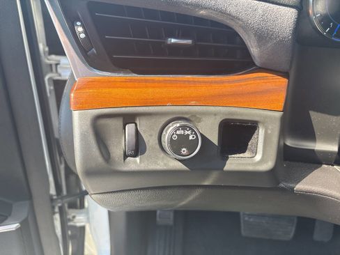 Used 2018 Cadillac Escalade 2WD image 16