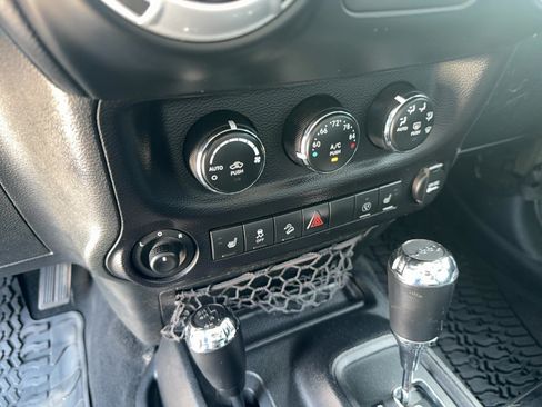 Used 2015 Jeep Wrangler Unlimited Rubicon AWD/4WD image 15