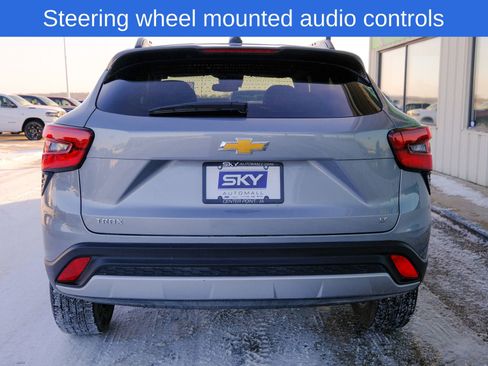 Used 2025 Chevrolet Trax LT image 7