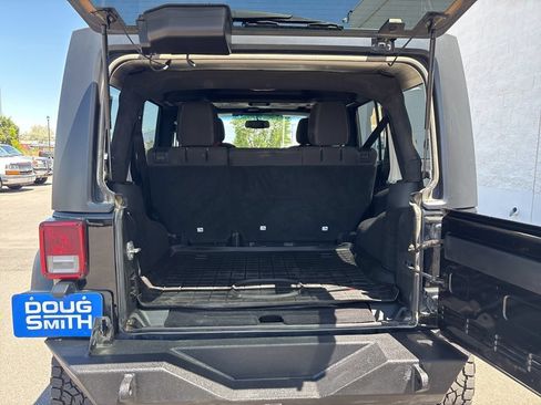 Used 2017 Jeep Wrangler Unlimited Rubicon w/ Cold Weather Group AWD/4WD image 25