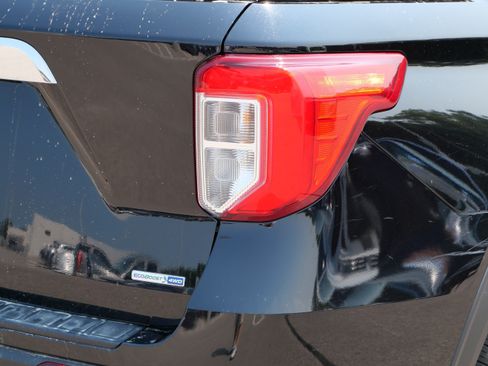 Used 2020 Ford Explorer XLT w/ Equipment Group 202A AWD/4WD image 17