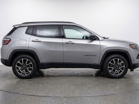 Used 2025 Jeep Compass Trailhawk AWD/4WD image 11