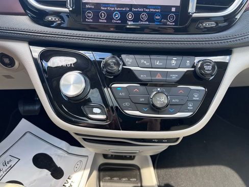 Used 2019 Chrysler Pacifica Limited w/ Tire & Wheel Group FWD image 17
