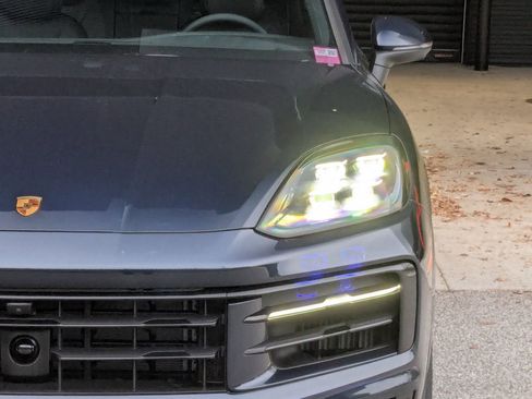 Used 2026 Porsche Cayenne AWD/4WD image 12