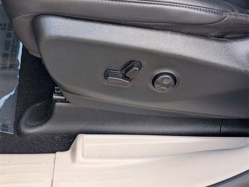 Used 2024 Chrysler Pacifica Select image 25