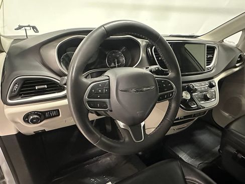 Used 2023 Chrysler Pacifica Touring-L FWD image 22