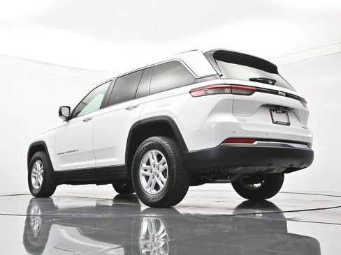 Used 2023 Jeep Grand Cherokee Laredo RWD image 41