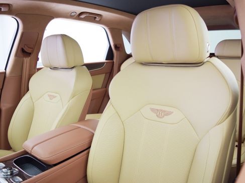 Used 2024 Bentley Bentayga image 27