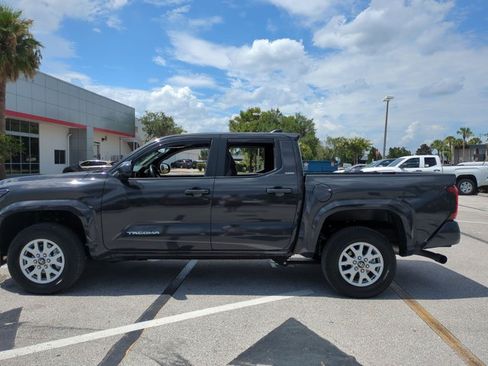 Used 2025 Toyota Tacoma SR5 AWD/4WD image 9