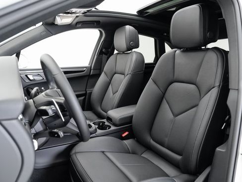 New 2025 Porsche Macan image 5