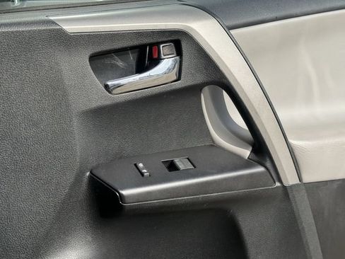 Used 2018 Toyota RAV4 XLE FWD image 27