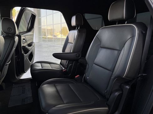 Used 2023 Chevrolet Traverse Premier image 12