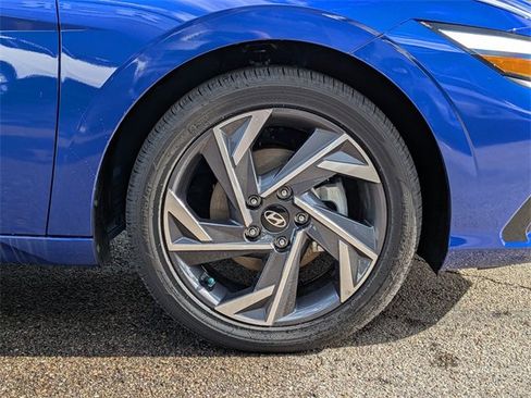 Used 2025 Hyundai Elantra Limited image 7