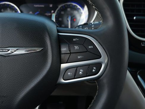 Used 2023 Chrysler Pacifica Touring-L image 14