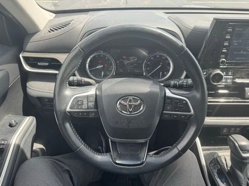 Used 2022 Toyota Highlander XLE image 18