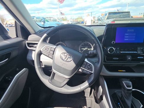 Used 2023 Toyota Highlander XLE AWD/4WD image 10