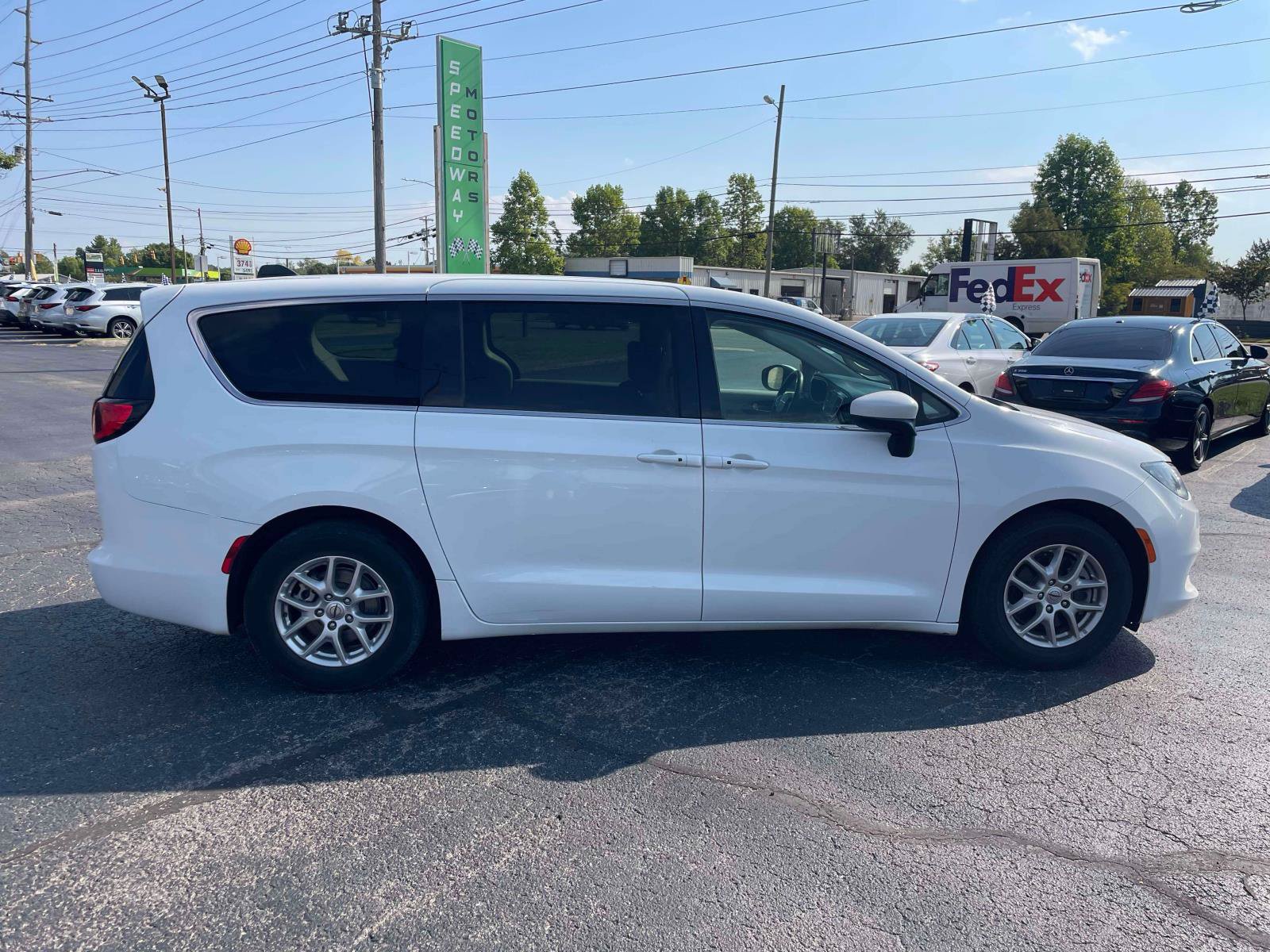 Used 2022 Chrysler Voyager LX FWD image 9