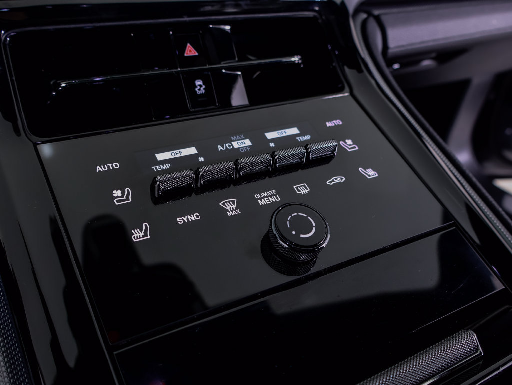 Certified 2025 Porsche Panamera w/ Premium Package RWD image 16