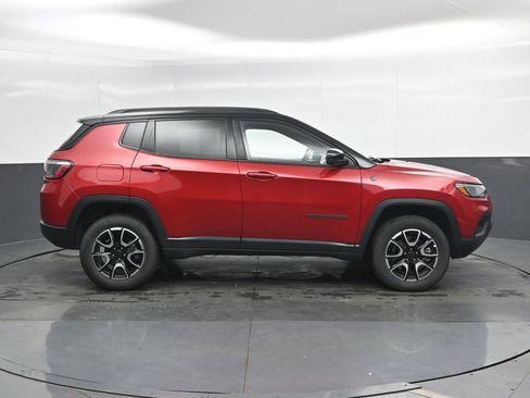 Used 2025 Jeep Compass Trailhawk AWD/4WD image 4