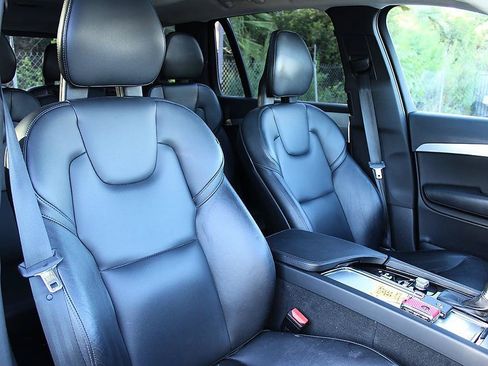 Used 2018 Volvo XC90 T5 Momentum w/ Convenience Package FWD image 26