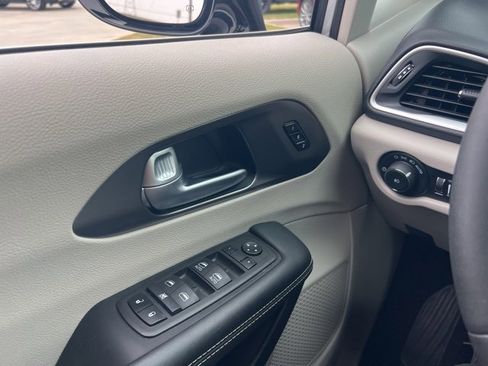 Used 2024 Chrysler Pacifica Touring-L image 17