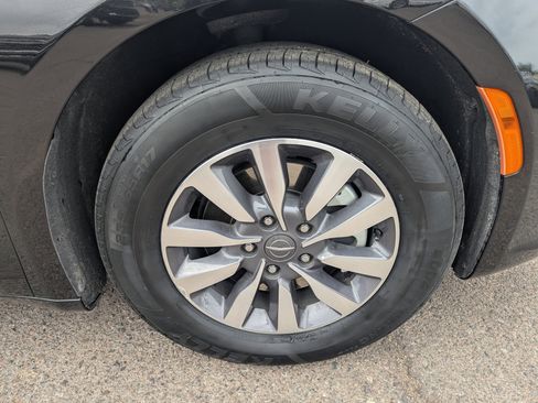 Used 2024 Chrysler Pacifica Select image 10