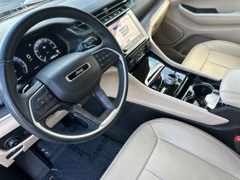 Used 2022 Jeep Grand Cherokee L Limited w/ Luxury Tech Group II image 10