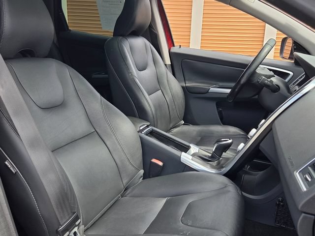 Used 2016 Volvo XC60 T5 Premier w/ Proximity Package FWD image 17