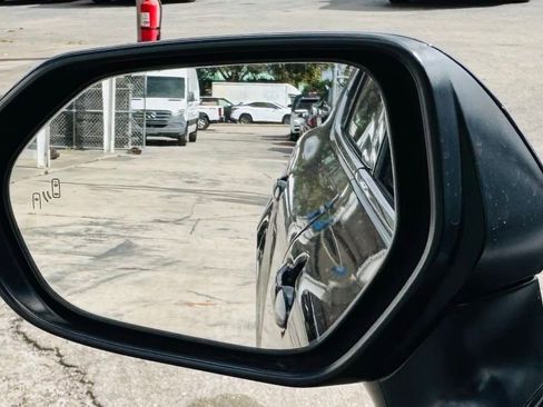 Used 2019 Toyota Camry XLE image 17