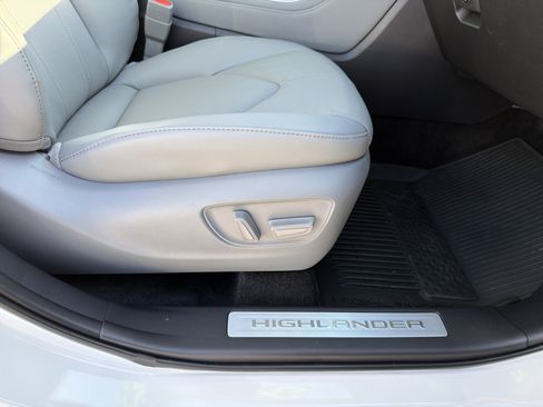 Certified 2025 Toyota Highlander Limited image 28