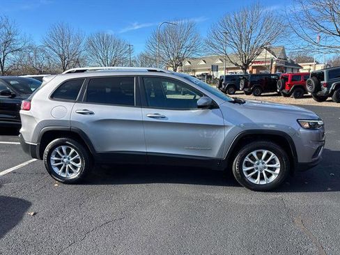 Used 2020 Jeep Cherokee Latitude w/ Cold Weather Group image 2