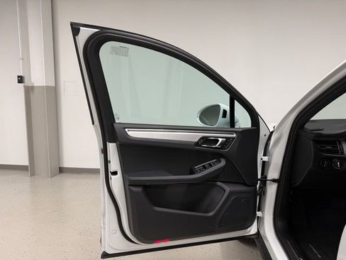 Certified 2026 Porsche Macan AWD/4WD image 35