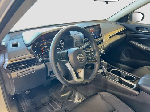 Used 2024 Nissan Altima 2.5 SV FWD image 9