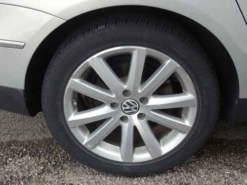 Used 2010 Volkswagen Passat Komfort FWD image 8