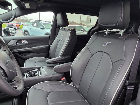New 2026 Chrysler Pacifica Limited w/ S Appearance Package image 9