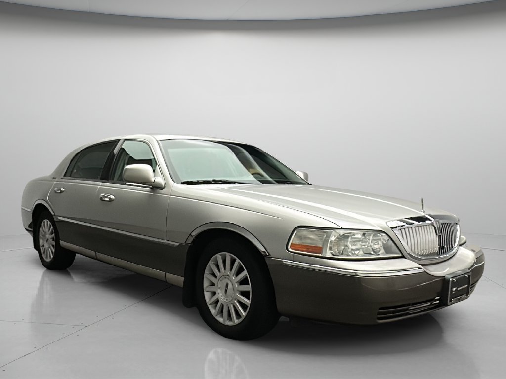 Used 2003 Lincoln Town Car Signature RWD image 1