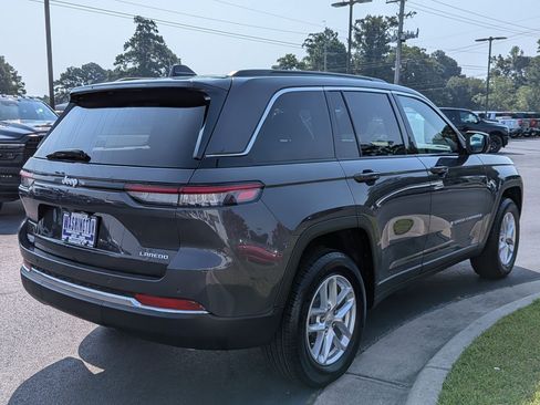Used 2025 Jeep Grand Cherokee Laredo RWD image 5