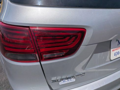 Used 2019 Kia Sorento AWD V6 image 13