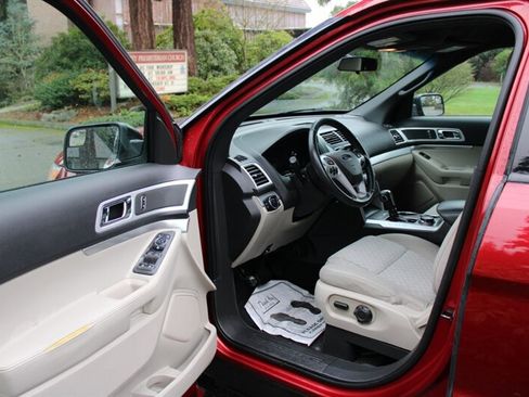 Used 2014 Ford Explorer XLT image 5