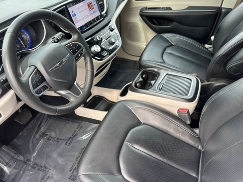 Used 2024 Chrysler Pacifica Touring-L FWD image 28