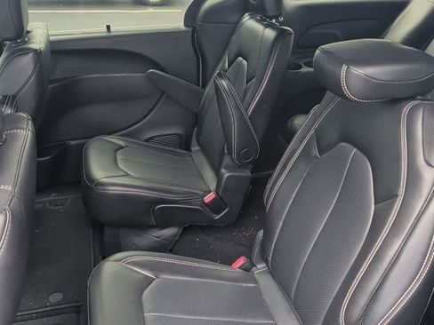 Used 2025 Chrysler Pacifica Select image 9